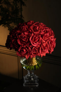 Versailles Rose Bouquet - Red With Gold Badge